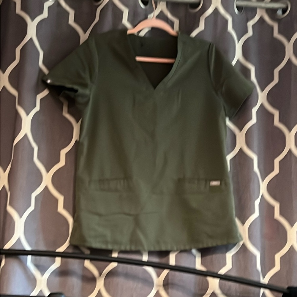 Figs size small Casma 3 pocket scrub top Moss green Po#1620